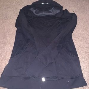 Lululemon running pull over. Black 6